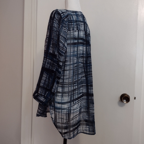 💕4 for $30💕 Lightweight sheer Hi-Lo blouse - Picture 2 of 4